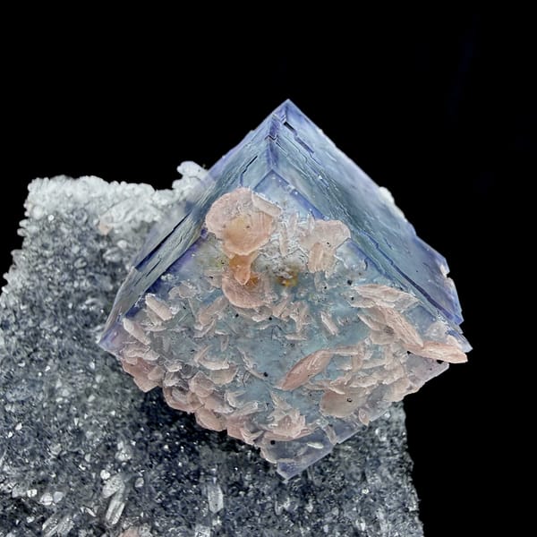 Blue-and-white porcelain fluorite cubes on quartz with rhodochrosite from Wuzhou, Guangxi, China, top view