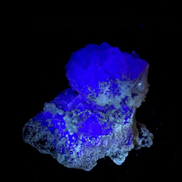 Violet fluorite cubes among white botryoidal aragonite from Yunnan, China, second angle