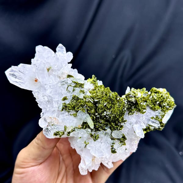 Wide clear quartz floater with green epidote carpet from Sichuan, China, close-up of the crystal faces