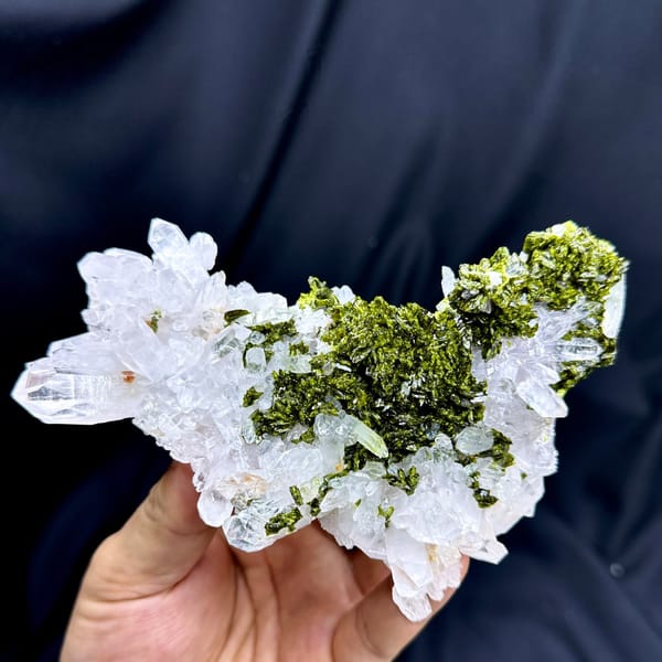 Wide clear quartz floater with green epidote carpet from Sichuan, China, detail of the matrix contact