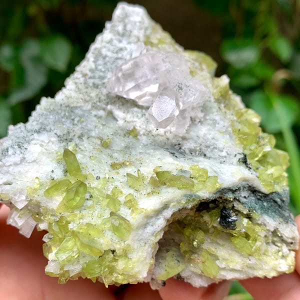 Clear quartz on green chlorite and feldspar with titanite from Pakistan, second angle