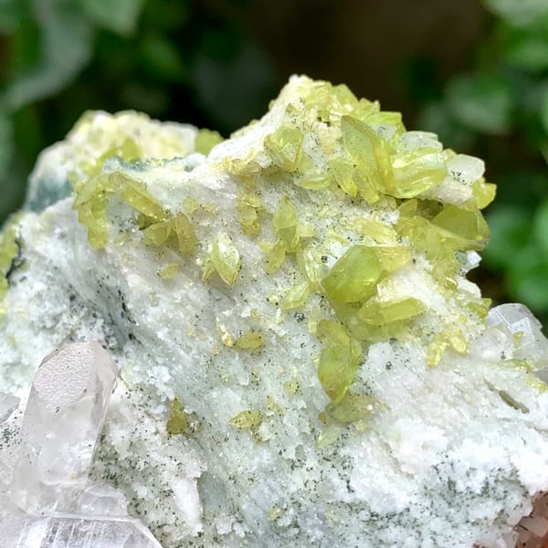 Clear quartz on green chlorite and feldspar with titanite from Pakistan, reverse side