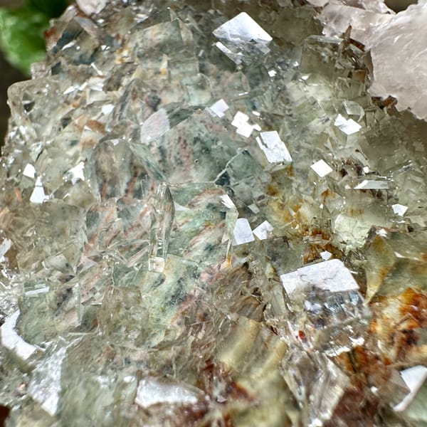 Glassy green fluorite cubes with white calcite and pyrolusite from Xianghualing, Hunan, China, reverse side
