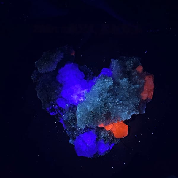 Large quartz druse plate with blue-green fluorite and calcite from Fujian, China, second angle