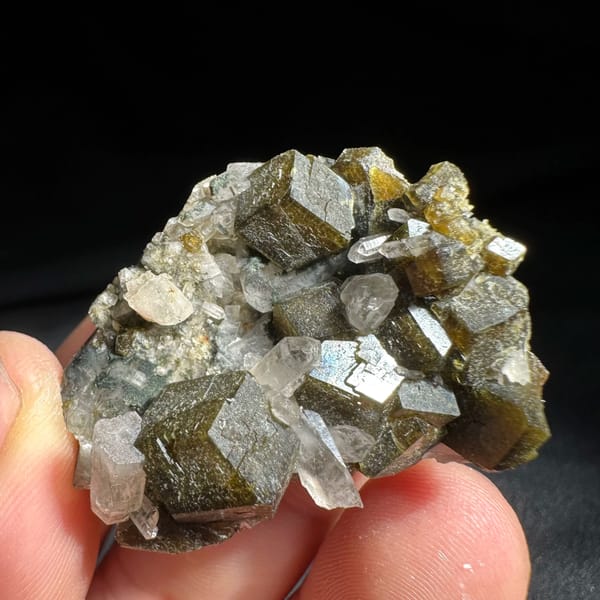 Interpenetrant-twinned garnet crystals with quartz from Inner Mongolia, China, reverse side