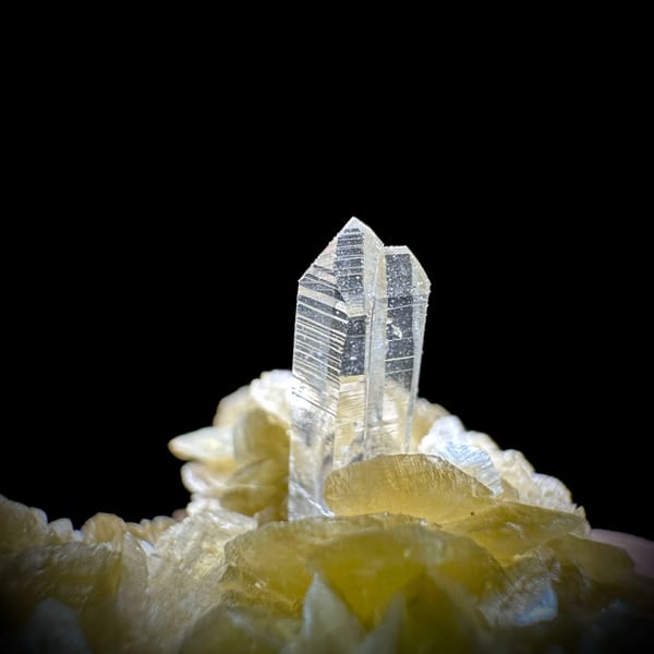 Clear quartz needle on golden siderite rhombs from Guizhou, China, second angle