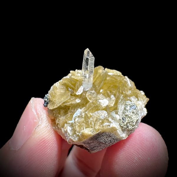 Clear quartz needle on golden siderite rhombs from Guizhou, China, reverse side