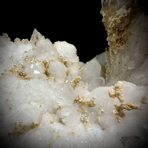 Large white quartz plate with dolomite cap and fluorite from Yaogangxian Mine, Hunan, China, top view