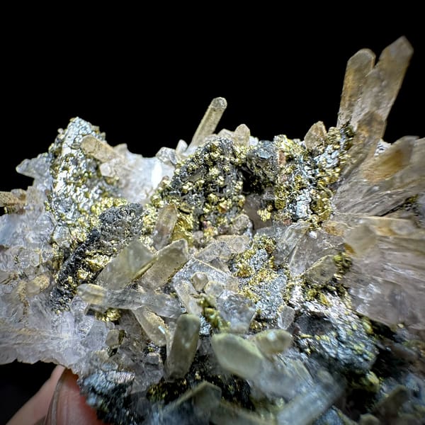 Clear quartz needles with chalcopyrite and freibergite from Inner Mongolia, China, close-up of the crystal faces