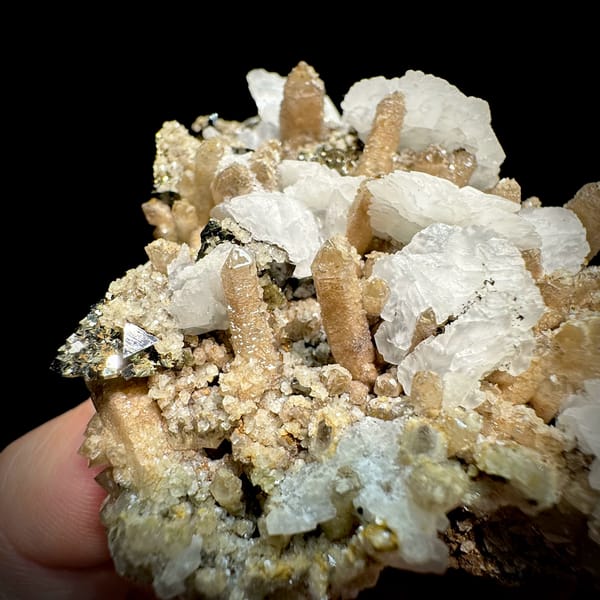Pale yellow quartz floater with calcite, chalcopyrite and marmatite from Inner Mongolia, China, close-up of the crystal faces