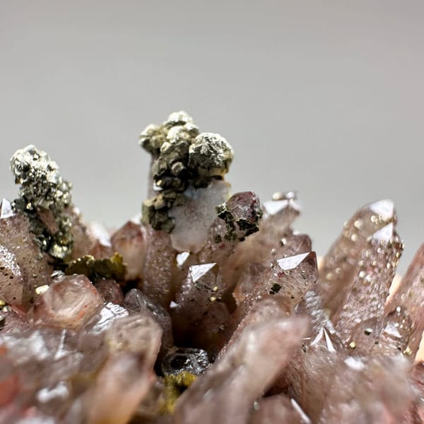 Red-brown hematoid quartz needles with pyrite and calcite from Fujian, China, reverse side
