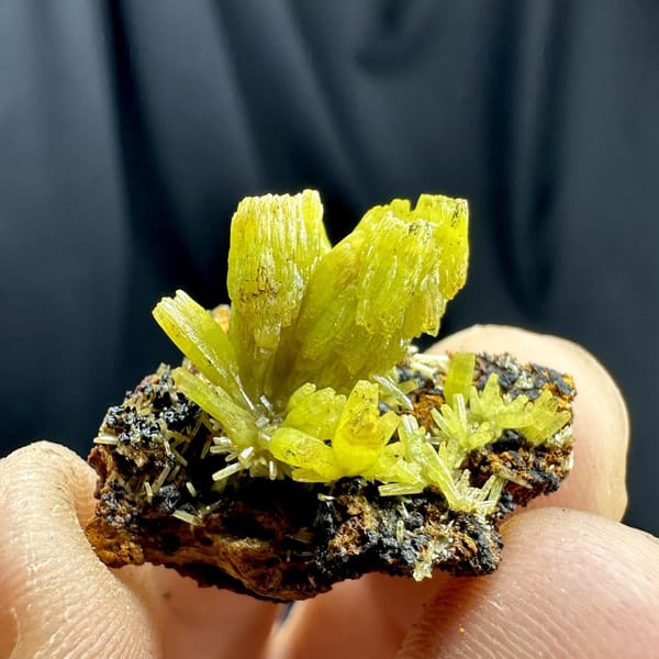 Matcha-yellow cup-shaped pyromorphite prisms from Guangxi, China, detail of the matrix contact