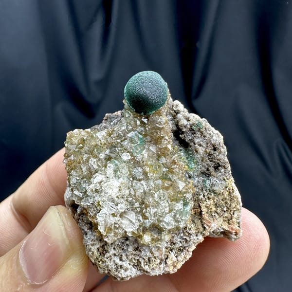 Single velvet-green malachite ball on sugary quartz from DR Congo, detail of the matrix contact