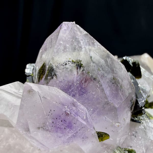 Pale lilac garden-quartz rosette with dark green epidote from Sichuan, China, reverse side