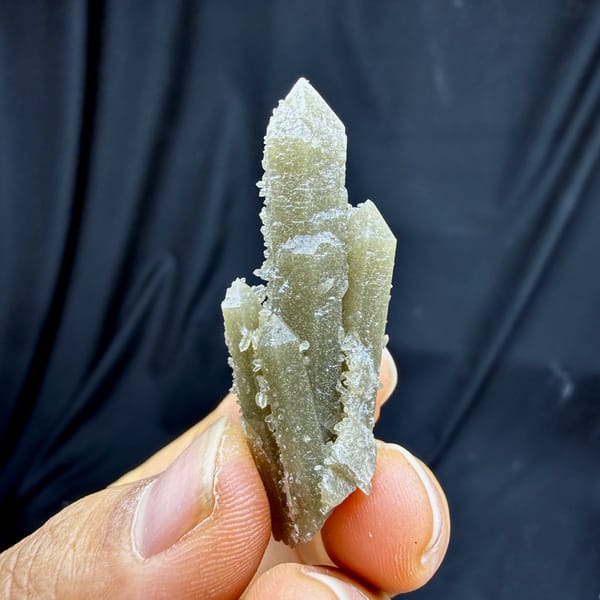 Grey-green quartz prisms with apophyllite from Inner Mongolia, China, reverse side