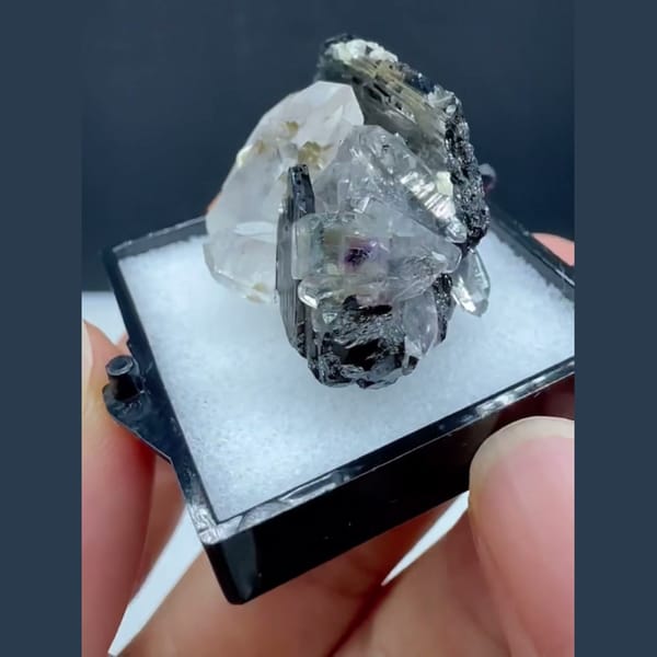 Metallic wolframite with clear quartz and fluorite from Yaogangxian — alternate view
