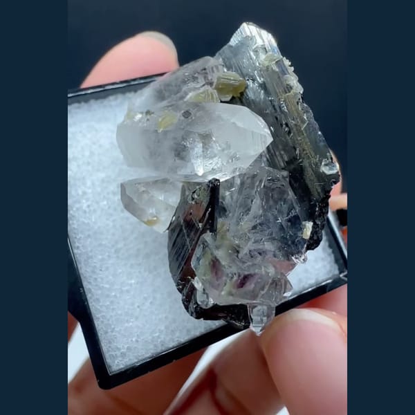 Metallic wolframite with clear quartz and fluorite from Yaogangxian — alternate view