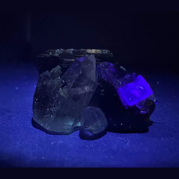 Metallic wolframite with clear quartz and fluorite from Yaogangxian — detail view