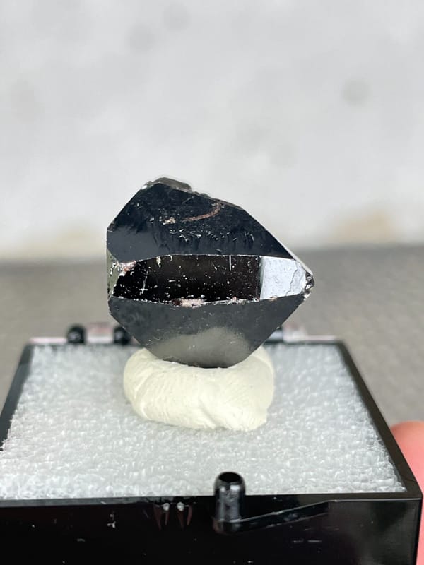 Glassy black cassiterite single crystal from Xuebaoding, Sichuan, China