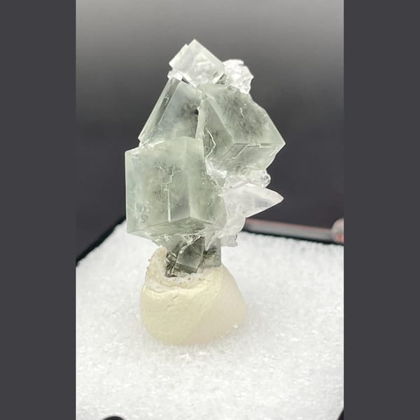 Crystals of clear fluorite with calcite from Xianghualing, one-of-a-kind specimen, photo 3 of 6