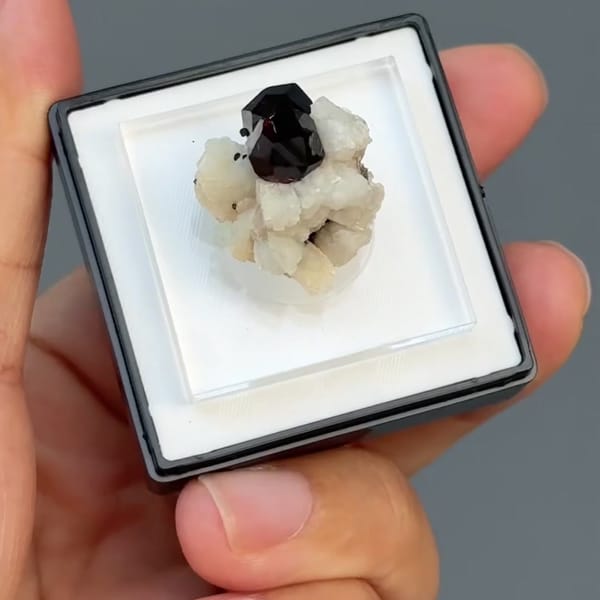 Dark red spessartine garnet crystals on white feldspar from Fujian — alternate view