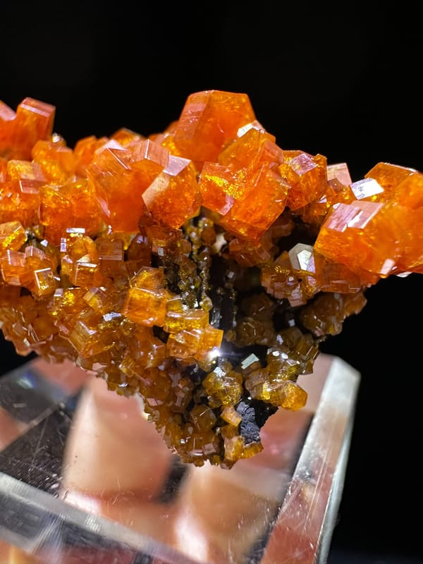 Orange Vanadinit auf dunkle Baryte