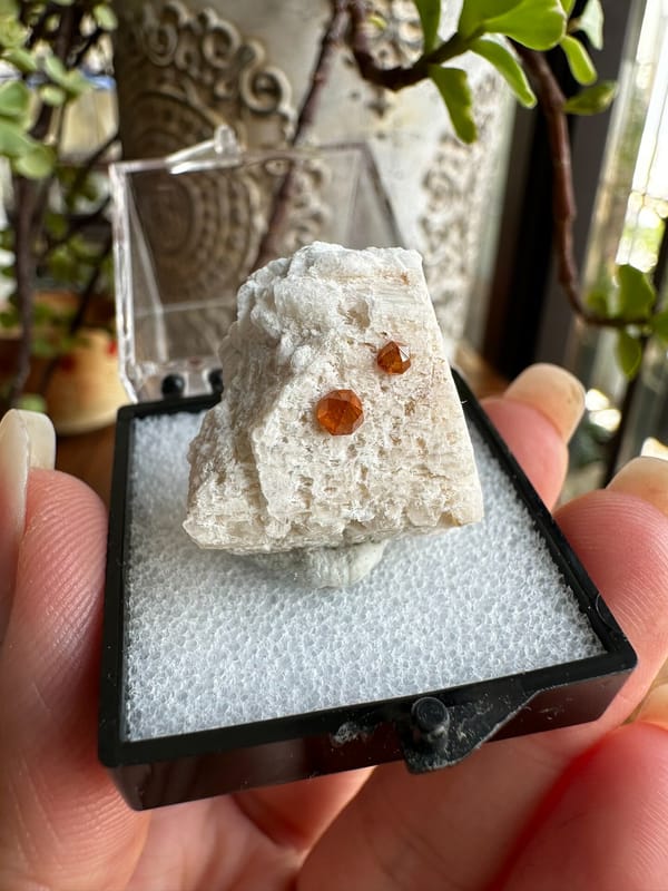 Fanta Spessartine Crystal su Feldspar