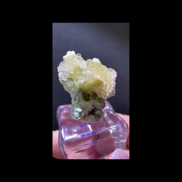 Yellow creedite flower cluster from Guizhou — complete front view