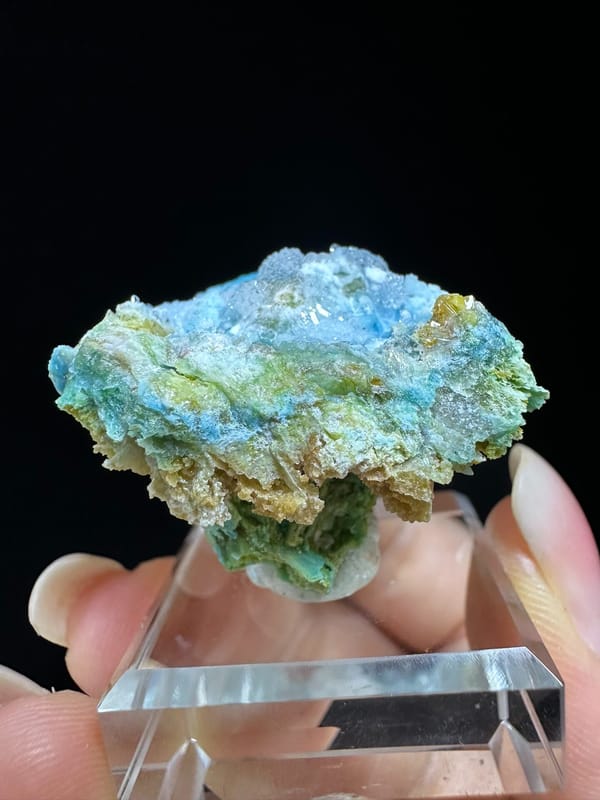 Creedite from Guizhou, China, individual mineral specimen view 1