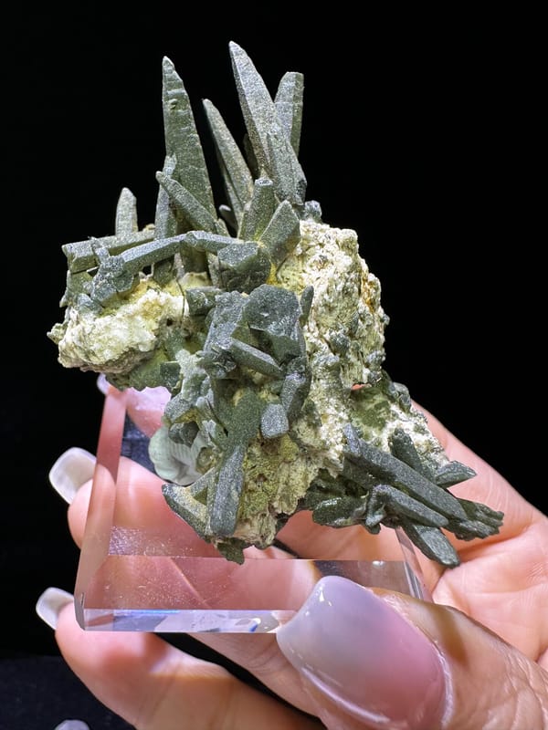 Quartz from Nepal, individual mineral specimen view 1