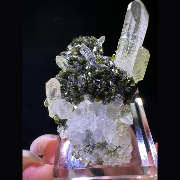 Floater crystal of quartz with epidote from Sichuan, one-of-a-kind specimen, photo 3 of 5