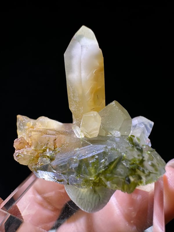 Quartz from Pakistan, individual mineral specimen view 1