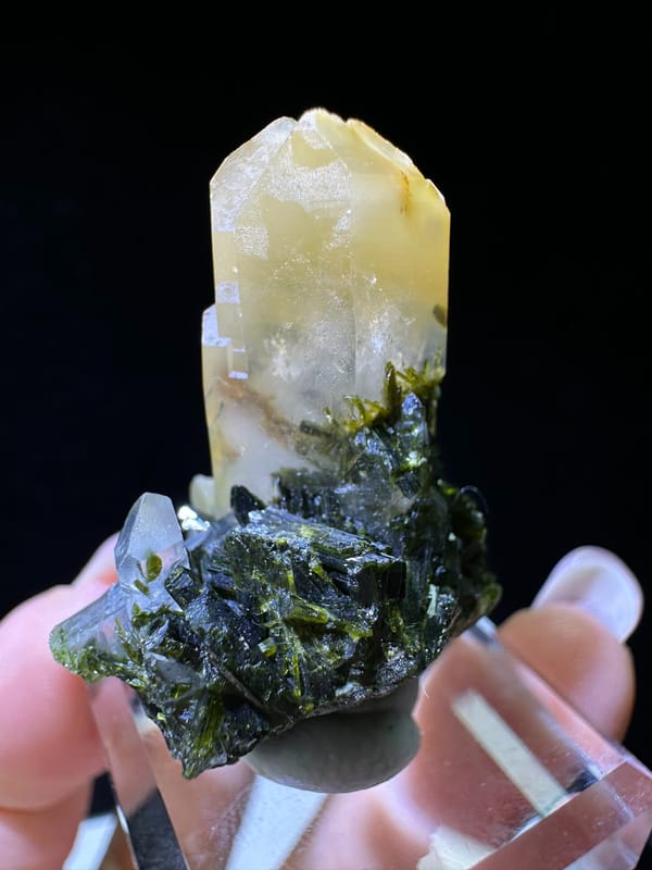 Quartz from Pakistan, individual mineral specimen view 1