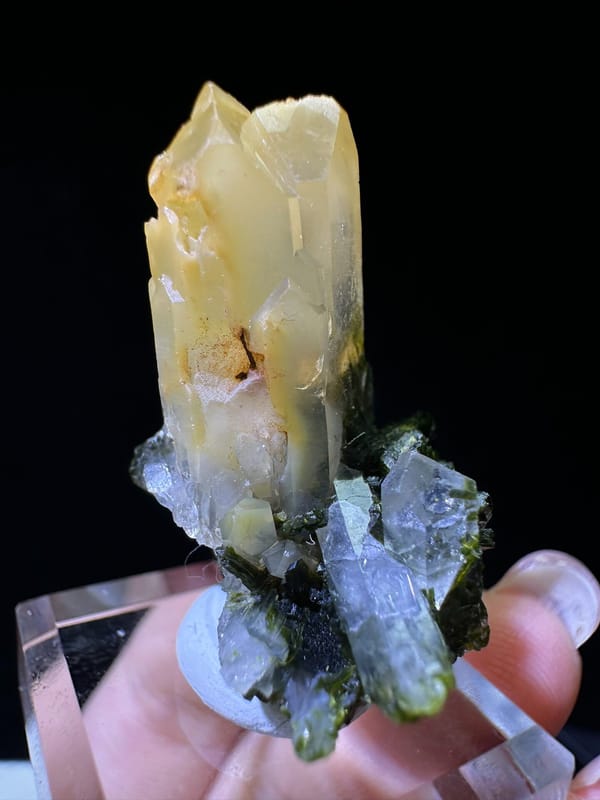 Quartz from Pakistan, individual mineral specimen view 4