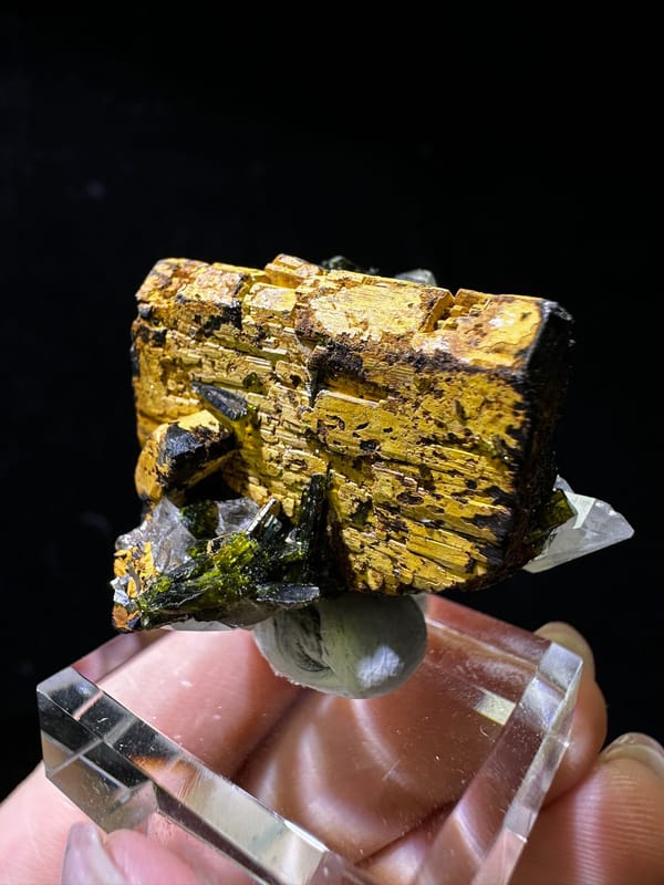 Quartz from Sichuan, China, individual mineral specimen view 2