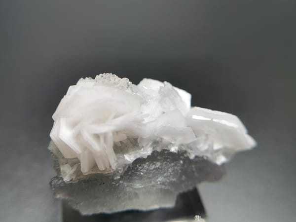 Weiße Rose Calcite auf Pale Fluorite