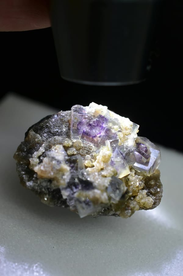 Paarse fluorietkubus met Mica uit Binnen-Mongolië