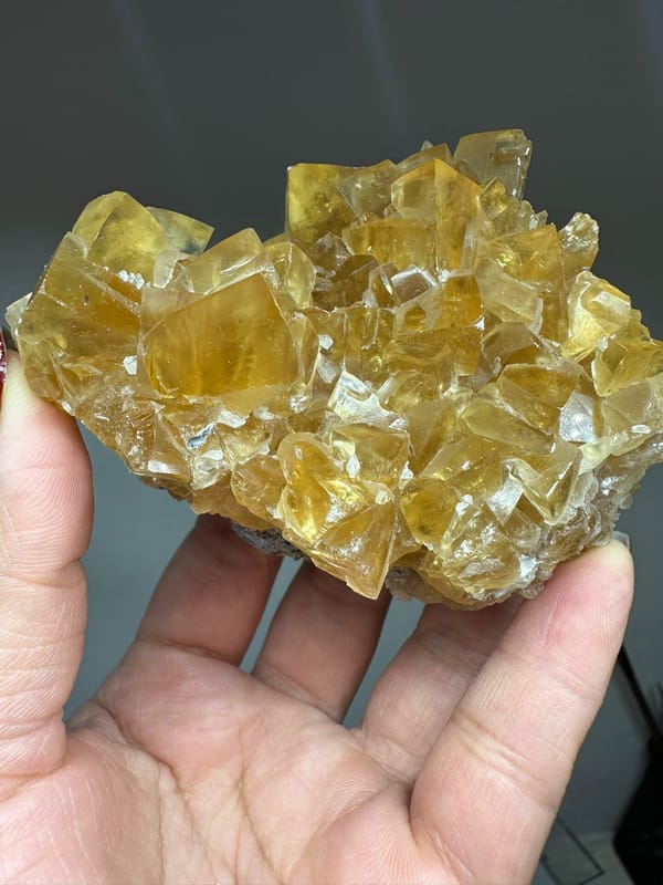 Goldener Kronen-Calzit-Cluster