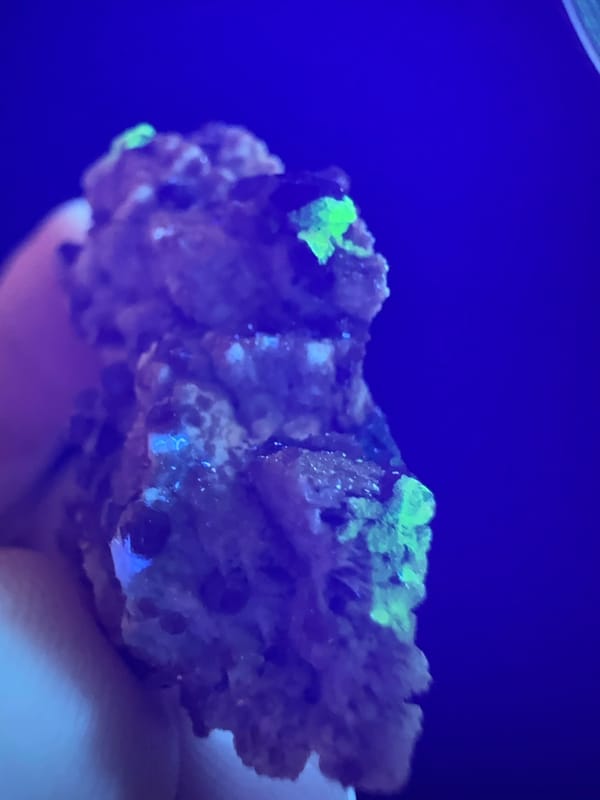 Cluster di cristalli di quarzo e granato fumoso