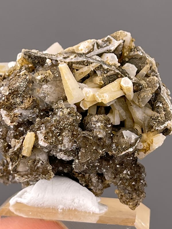 Quartz specimen presenting cream crystals over dark sulfides clearly