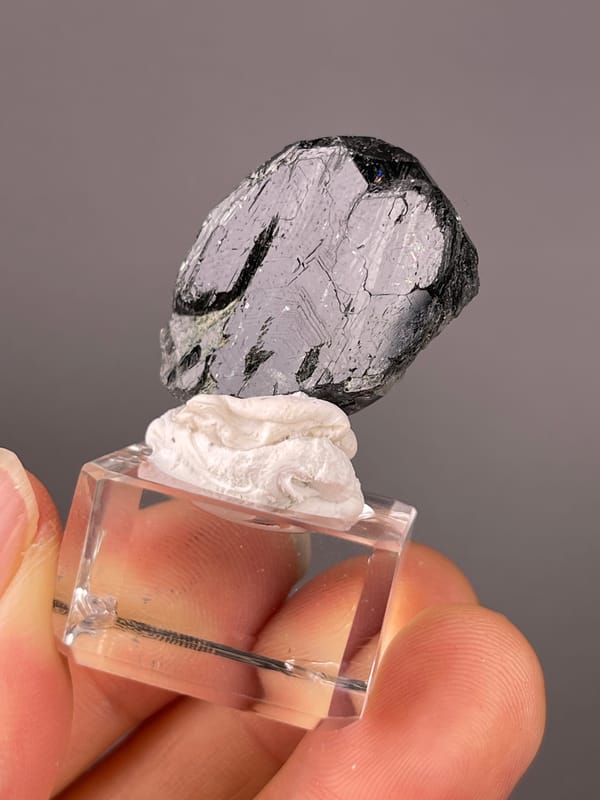 Tourmaline from Brazil: oblique face showing a broad silver white reflection.