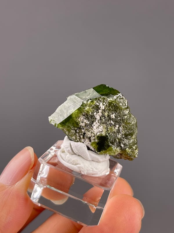 Tourmaline from Brazil: tilted view of the short angular green outline.