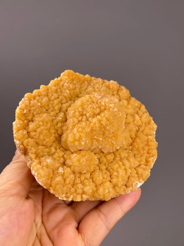 Unidentified specimen from Yunnan, China: front view of the concentric golden clusters.