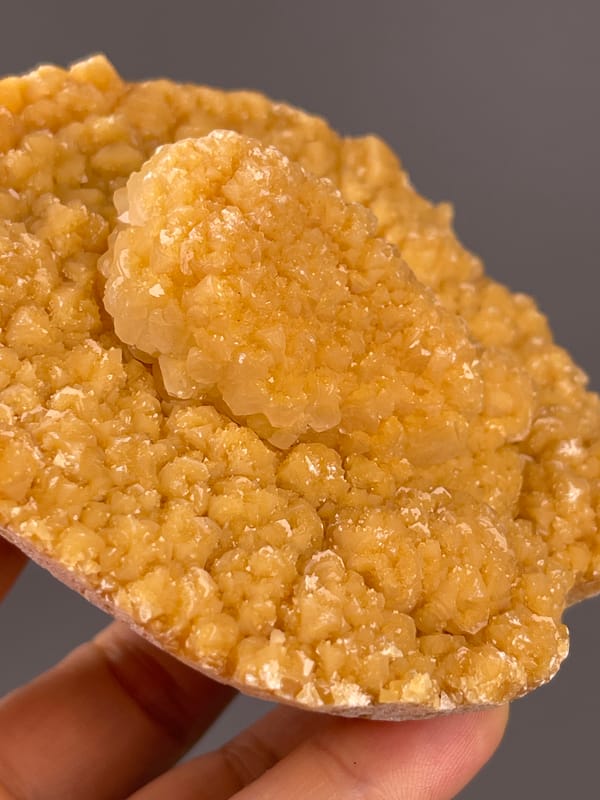 Unidentified specimen from Yunnan, China: oblique close view of the elevated central growth.