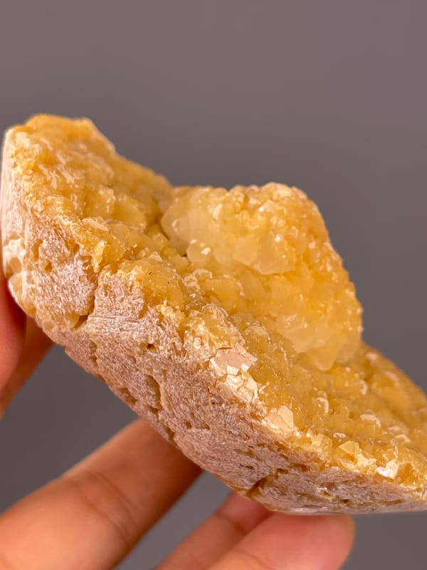 Unidentified specimen from Yunnan, China: edge profile showing the pale matrix underneath.